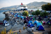Θυμίζουμε το 2015. Πρόσφυγες και μετανάστες κατασκηνώνουν στο λιμάνι της Μυτιλήνης.