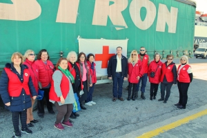 Ο πρόεδρος του Ερυθρού Σταυρού (Παράρτημα Μυτιλήνης) Θεόδωρος Βαλσαμίδης και οι εθελοντές 