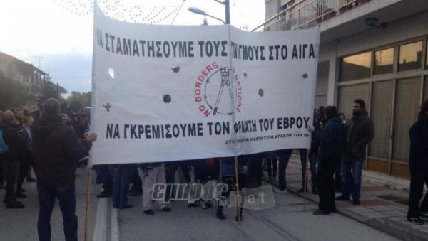 Διαδηλώνουν ενάντια στο φράχτη