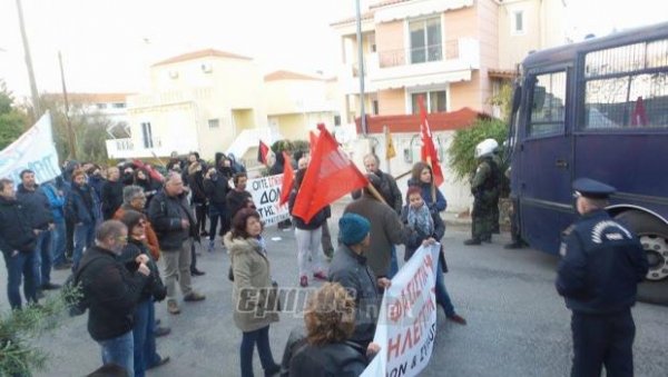 Στα δύο ο δρόμος της Θερμής με κλούβα των ΜΑΤ με φόντο την ομιλία Κασιδιάρη- Λαγού- PICS