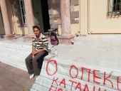 Σήμερα ξεκίνησε η μητέρα τεσσάρων παιδιών απεργία πείνας έξω από το κτήριο της Γενικής Γραμματείας Αιγαίου και Νησιωτικής Πολιτικής