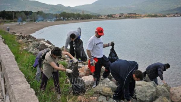 Οι εθελοντές καθάρισαν στην Πέτρα