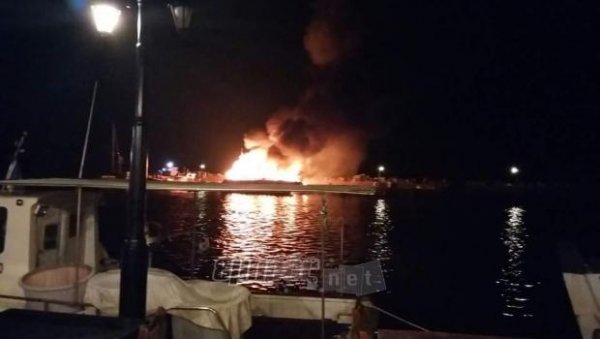 Φωτιά σε σκάφη στο λιμάνι του Μολυβου!