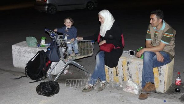 Ξενυχτά στα τσιμέντα η προσφυγιά…