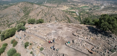 Αρχαίες Αιγές, επιγραφή για τον σεισμό του 17μ.Χ., που κατέστρεψε 12 πόλεις