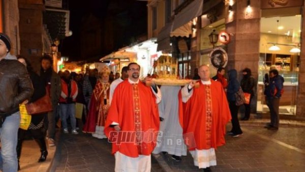 Πλήθος κόσμου στη λιτανεία για τον Άγ. Βαλεντίνο