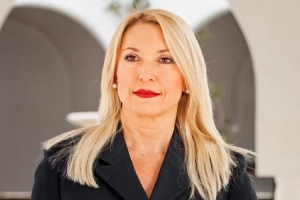«Αφιερωμένη στις γυναίκες της Ουκρανίας και σε όλες τις γυναίκες του Κόσμου που βιώνουν τον πόλεμο, την κακοποίηση και κάθε μορφής βία»