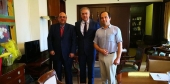 Από τη συνάντηση του δημάρχου Δυτικής Λέσβου Τ. Βέρρου με τον Υπουργό Εσωτερικών Τ. Θεοδωρικάκο, στη φωτογραφία διακρίνεται και ο πρόεδρος ΟΛΣΑ, Ν. Βακάλης
