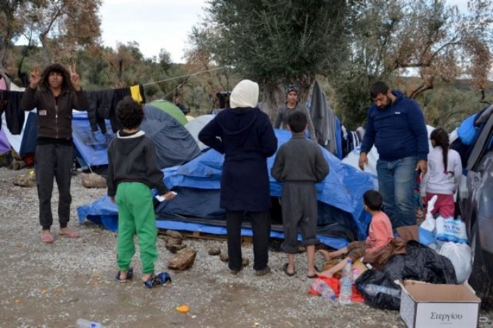 Τα «επιβαρυμένα» νησιά, όπως η Λέσβος, παραμένουν σε επικίνδυνες συνθήκες συνωστισμού, με πολλές οικογένειες προσφύγων να μοιράζονται την ίδια σκηνή