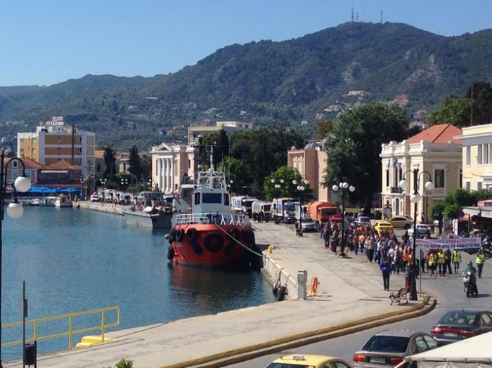 Από τη χθεσινή απεργιακή κινητοποίηση των εργαζομένων των ΟΤΑ στην προκυμαία και με τα απορριμματοφόρα να δίνουν το δικό τους «παρών» 