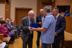 Ο Ιωάννης Μπαζός, ταμίας της Ελληνικής Βοτανικής Εταιρείας παραδίδει την τιμητική πλακέτα στον Αρτέμη Γιαννίτσαρο, παρουσία του Παναγιώτη Δημόπουλου προέδρου της Εταιρείας -Καθηγητή του Τμήματος Βιολογίας, Οικολογίας Πανεπιστημίου Πατρών και του Γεωργίου Καρέτσου, δασολόγου - ερευνητή, πρώην Διευθύνοντα Συμβούλου και Προέδρου του Δ.Σ. ΕΛΓΟ Δήμητρα και νυν προέδρου του Φορέα Διαχείρισης Εθνικού Δρυμού Πάρνηθας.