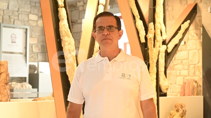 O Διευθυντής του Μουσείου Φυσικής Ιστορίας Απολιθωμένου Δάσους Λέσβου, Νίκος Ζούρος 