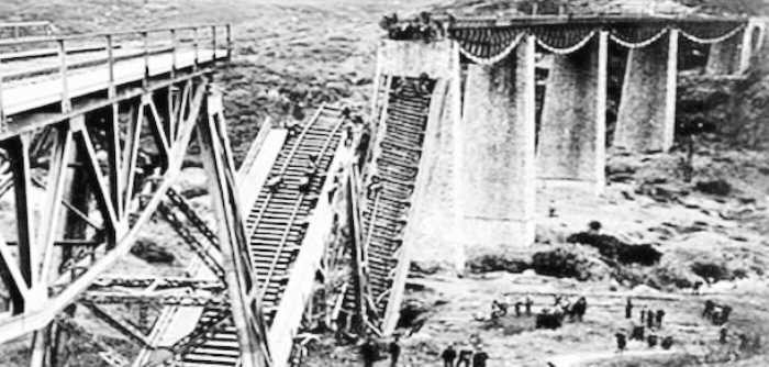 Φωτογραφία από την ανατίναξη της Γέφυρας του Γοργοποτάμου