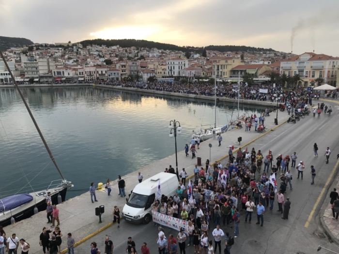 Μέχρι και 3.000 διαδηλωτές υπολόγιζαν οι διοργανωτές ότι μαζεύτηκαν στην Πλατεία Σαπφούς λίγο μετά τις 7.30 το απόγευμα