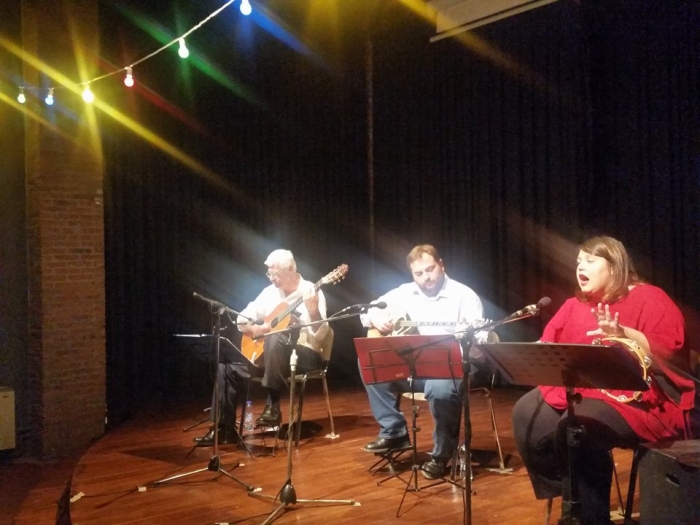 Από το αφιέρωμα στο θεατράκι των «Αστέγων». Από δεξιά η Φ. Παπανδρέου, ο Β. Σαμαράς και ο Π. Χατζηβαγιάνης