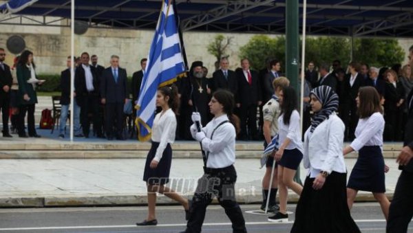 Τη «μαντήλα» να την κοιτάς στα μάτια- Της Μ. Ραχωβίτσα