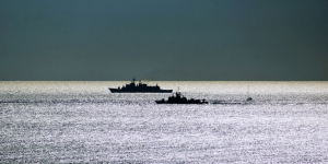«Να παραμείνουν σε ασφαλή λιμάνια τα ελληνικά πλοία που βρίσκονται κοντά στα στενά του Ορμούζ»