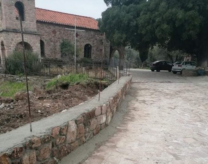 Πλακόστρωτο και πέτρινο τοιχίο στον Σταυρό
