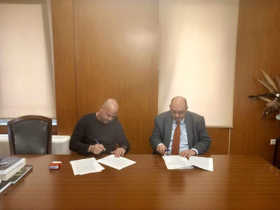 Στιγμιότυπο από την υπογραφή της σύμβασης μεταξύ του Δημάρχου Δυτικής Λέσβου, Ταξιάρχη Βέρρου και του αναδόχου