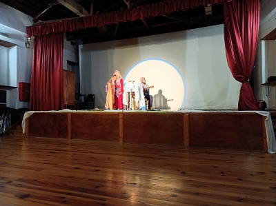 «1922 Μνήμες Μικράς Ασίας –Κείμενα για παιδιά»  μια μαγευτική παράσταση στο Πλωμάρι με την Αθανασία Δαφιώτη και τον Γρηγόρη Μολυβιάτη