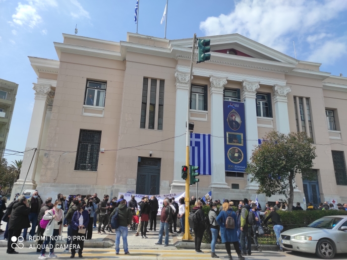 Σε εξέλιξη η συγκέντρωση έξω από την Περιφέρεια Βορείου Αιγαίου