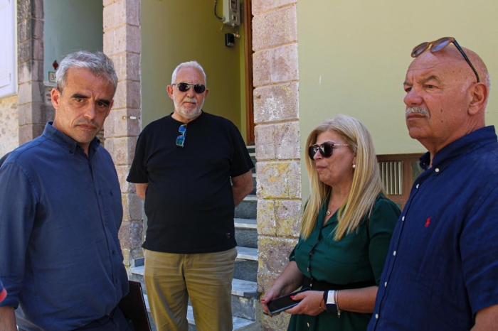 Ο πρόεδρος της ΔΕΥΑΛ Παναγιώτης Βάλεσης και η προϊσταμένη των Τεχνικών Υπηρεσιών της ΔΕΥΑΛ Μαρίας Σηφάκη συνοδεύουν τον Δήμαρχο Μυτιλήνης Παναγιώτη Χριστόφα και τον Προϊστάμενων των Τεχνικών Υπηρεσιών του Δήμου Ανδρέα Παπαχριστοφόρου στο έργο αντικατάστασης δικτύων στην οδό Βερναρδάκη από τη ΔΕΥΑΛ