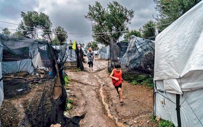 Δυστυχώς για τέταρτο συνεχόμενο χειμώνα, πρόσφυγες και μετανάστες που ζουν στη Μόρια θα πρέπει να αντιμετωπίσουν τον αέρα, τη βροχή, το κρύο, με «στέγη» καλοκαιρινές σκηνές. Η φωτογραφία απεικονίζει την κατάσταση στον αυτοσχέδιο καταυλισμό στον ελαιώνα δίπλα στο hotspot, όπου μέσα σε σκηνές και στις λάσπες καλούνται να ξεχειμωνιάσουν οικογένειες με παιδιά!