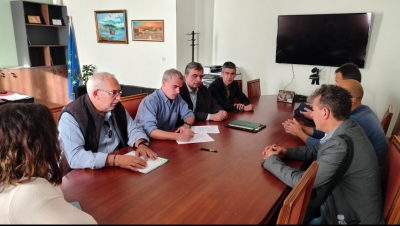 Υπεγράφη η σύμβαση για το έργο αντικατάστασης φωτιστικών στην Πλατεία Δημαρχείου στην Αγιάσο