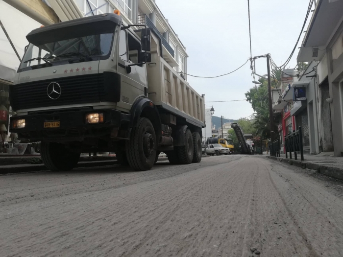 Εργασίες ασφαλτόστρωσης στην οδό Ξενοφώντος