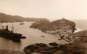 Η ανθρακαποθήκη της Κόκκας και οι φορτηγίδες που μετέφεραν το κάρβουνο από τα φορτηγά στη στεριά και από την αποθήκη στα ατμόπλοια, 1920-25