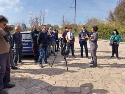 Η περιβαλλοντολόγος Ελένη Γαληνού υποδέχεται τους παρατηρητές 