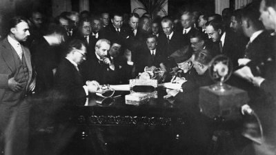 Ο Ελευθέριος Βενιζέλος και ο Ισμέτ Ινονού υπογράφουν τη Συνθήκη.