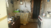 Μια κουζίνα σε μια παράγκα που δεν μπορεί να λειτουργήσει, αφού δεν υπάρχει ηλεκτρική εγκατάσταση