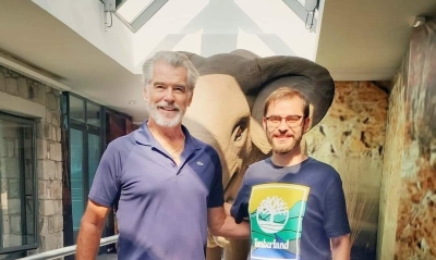 Στην φωτογραφία ο Pierce Brosnan με τον υπάλληλο του Μουσείου Νικόλα Καρύδη 