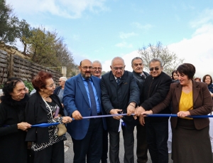 Στιγμιότυπο από την τελετή εγκαινίων του δρόμου της Ποταμιάς 