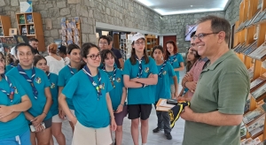 Στιγμιότυπο με τους προσκόπους και τον Δ/ντη του Μουσείου, Νικόλα Ζούρο 