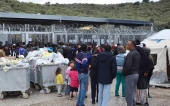 Η κατάσταση στα νησιά και κυρίως στη Λέσβο έχει φτάσει στο απροχώρητο, με τους αιτούντες άσυλο να παραμένουν για μήνες εγκλωβισμένοι σε άθλιες συνθήκες