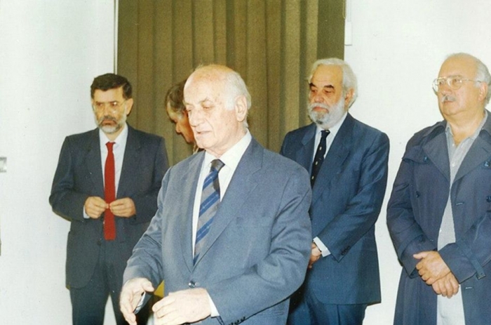 Τελετή καθομολόγησης φοιτητών Τμήματος Περιβάλλοντος (14.11.1992, Κτήριο πρώην ΑΤΕ). Στην πίσω σειρά οι Ν.Σ. Μάργαρης, Θ. Λέκκας, Κ.Μ. Σοφούλης, Δ. Συκιώτης και μπροστά τους ο Π. Σακελλαρίδης, ο τότε πρόεδρος της Διοικούσας Επιτροπής του Παν. Αιγαίου