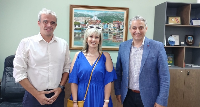 Στιγμιότυπο από την ορκωμοσία της κα Παπουστάνη με τον Δήμαρχο Μυτιλήνης, Παναγιώτη Χριστόφα και τον επικεφαλής της παράταξης ΝΕΑ ΔΡΑΣΗ - ΝΕΟΣ ΔΗΜΟΣ,  Πανάγο Κουφέλο