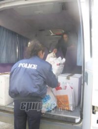 Αστυνομικοί δίπλα στον συνάνθρωπο 