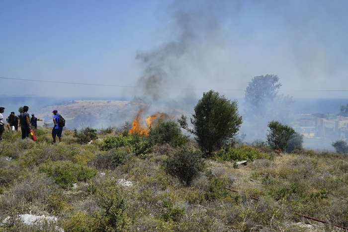 Σε απόσταση αναπνοής από επιχειρήσεις αλλά και το κέντρο ψυχαγωγίας προσφύγων η πυρκαγιά που ξέσπασε χθες στον Καρά Τεπέ