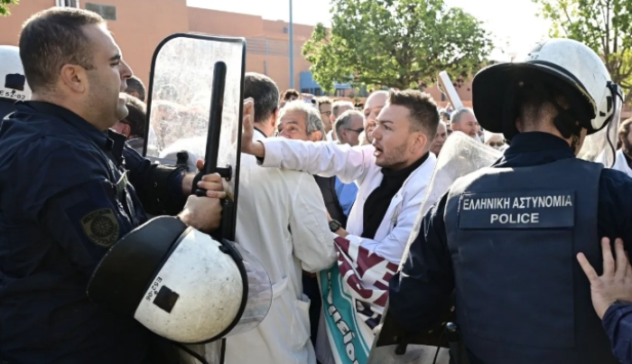 Στιγμιότυπο από τα επεισόδια στο ΑΤΤΙΚΟΝ 