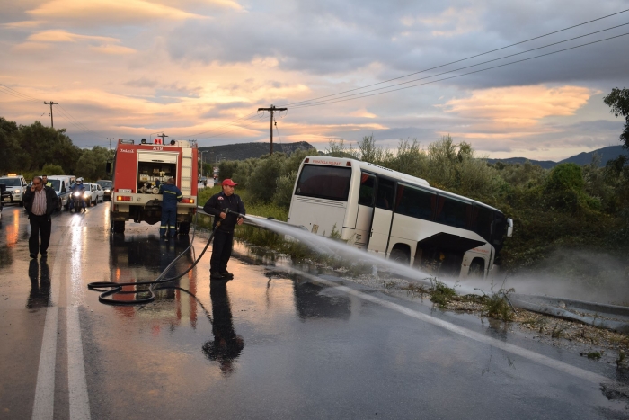 Τουριστικό λεωφορείο εκτός δρόμου στη Λάρσο!