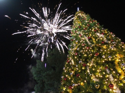 Άναψε το χριστουγεννιάτικο δένδρο στη Μυτιλήνης