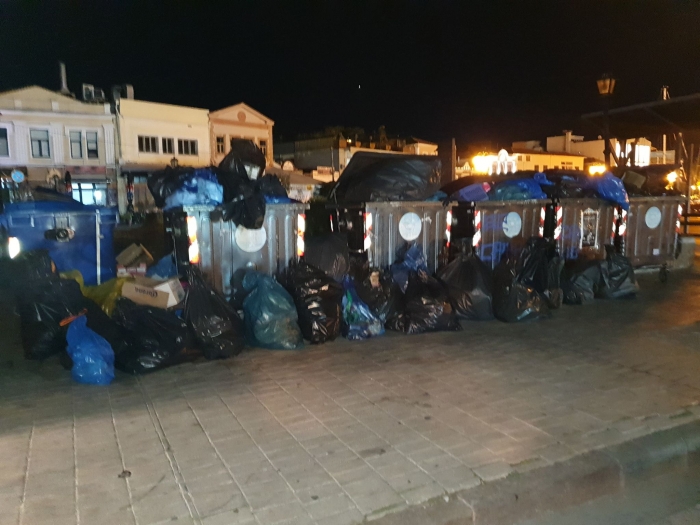 Γέμισε η πλατεία Σαπφούς σκουπίδια
