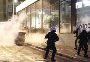 Με χημικά και κρότου λάμψης επιτέθηκαν τα ΜΑΤ στους διαδηλωτές στα γραφεία της Hellenic Train