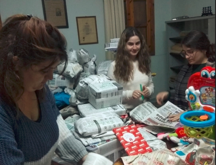 Οι εθελόντριες Παναγιώτα Αλεξέλλη, Πηνελόπη &amp; Νικολέτα Κουγιού κατά την συσκευασία των δώρων παραμονές 2021