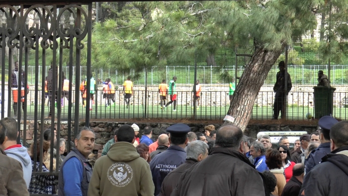 Μέσα σ&#039; όλη την αναμπουμπούλα χτες έξω από το δικαστήριο, ένας από τους αγανακτισμένους Μοριανούς κοίταξε τον απέναντι αθλητικό χώρο, όπου πρόσφυγες και μετανάστες έπαιζαν ποδόσφαιρο στο γήπεδο &quot;Παναγιώτης Σαλταμάρας&quot; και φώναξε: &quot;Κοίταξέ τους, γίνεται όλος αυτός ο χαμός κι αυτοί, αναίσθητοι, παίζουν ποδόσφαιρο&quot;. Για τον συγχωριανό του κτηνοτρόφου που κατηγορείται για απειλή και παράνομη οπλοκατοχή και οπλοχρησία, οι &quot;μαύροι&quot; είναι οι &quot;άλλοι&quot; και οι &quot;λευκοί&quot;, &quot;εμείς&quot;. Μάταια ο πρόεδρος της Μόριας φωνάζει ότι &quot;δεν είναι όλοι στο ίδιο καζάνι&quot;. Κι όχι, τίποτα, δεν έχουμε μάθει ακόμα το... σκορ