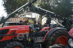 Οι αγρότες στήνουν μπλόκα απέναντι στην κοροϊδία