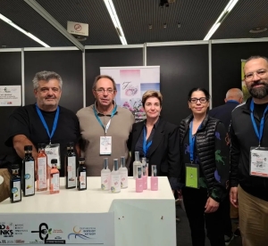 Στο stand με τα προϊόντα της οικοτεχνίας παραγωγής ενδημικού Τριαντάφυλλου, πετιμεζιού, σύκου και σταφυλιού «Filia Gi» της Ελένης Σιβρή